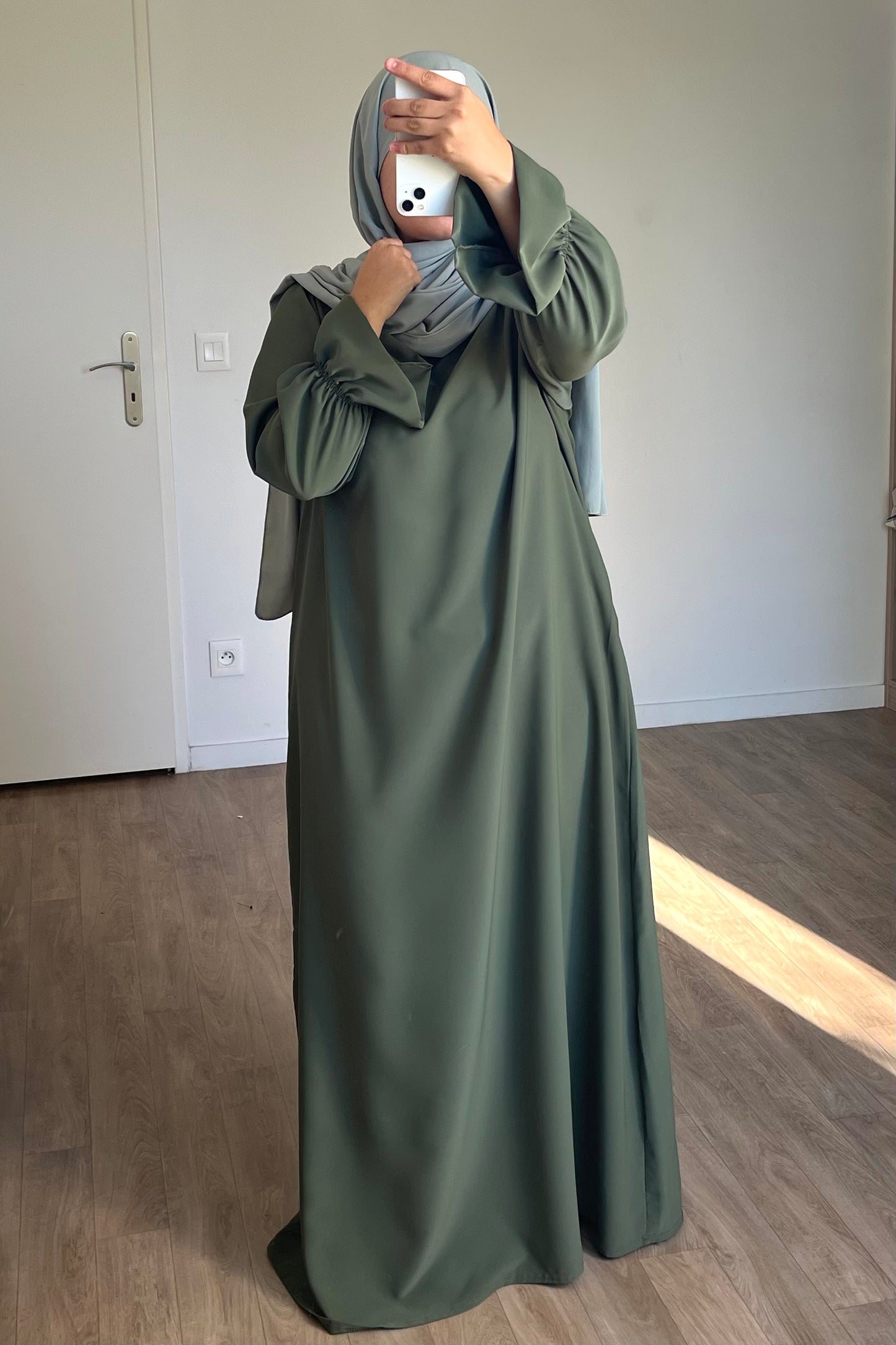 Abaya manches tulipes en Soie de médine kaki