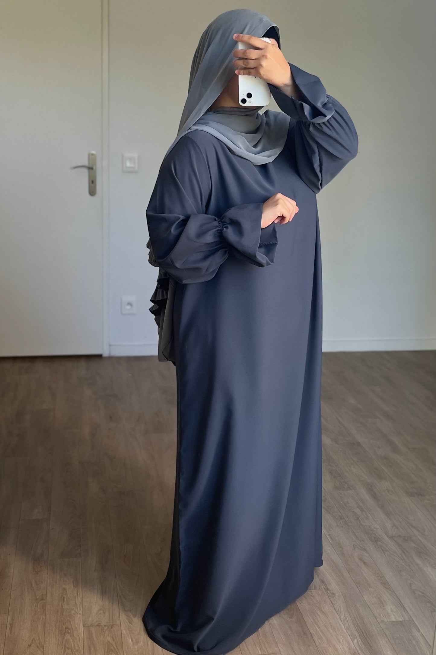 Abaya manches tulipes en Soie de médine gris foncé