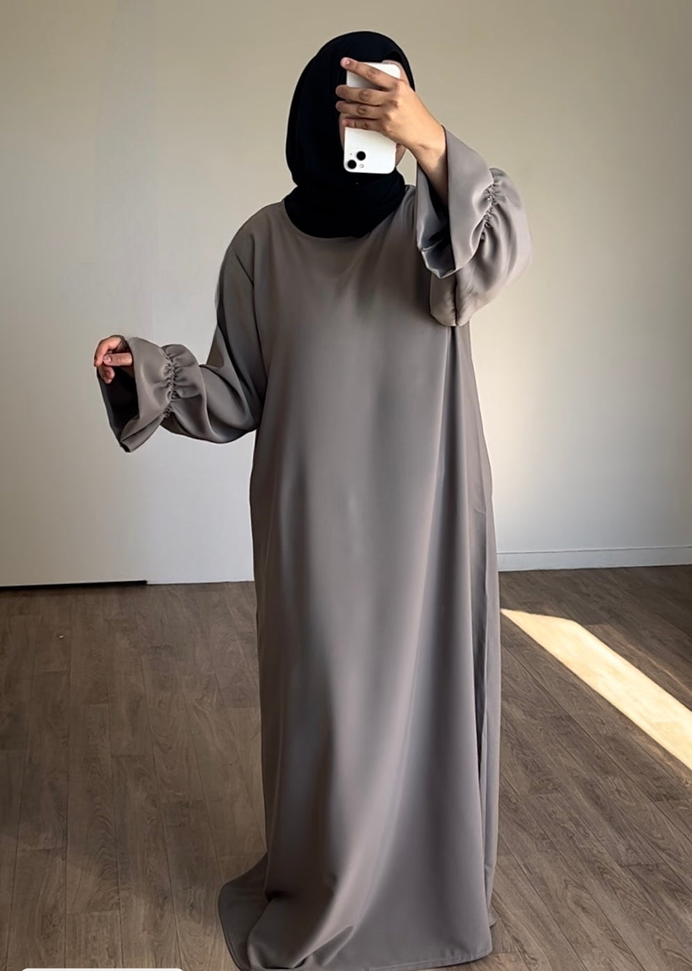 Abaya manches tulipes en Soie de médine taupe