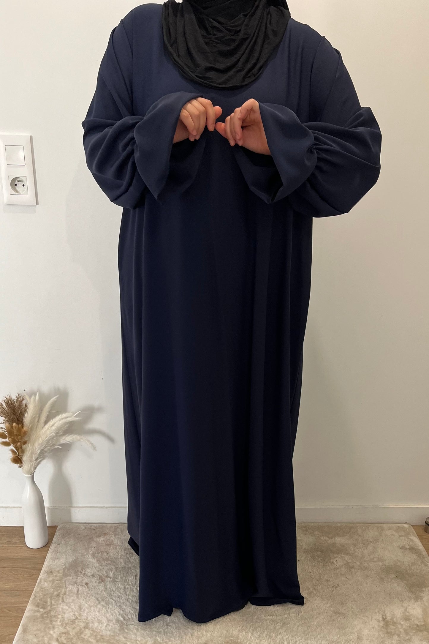 Abaya manches tulipes en Soie de médine bleu marine