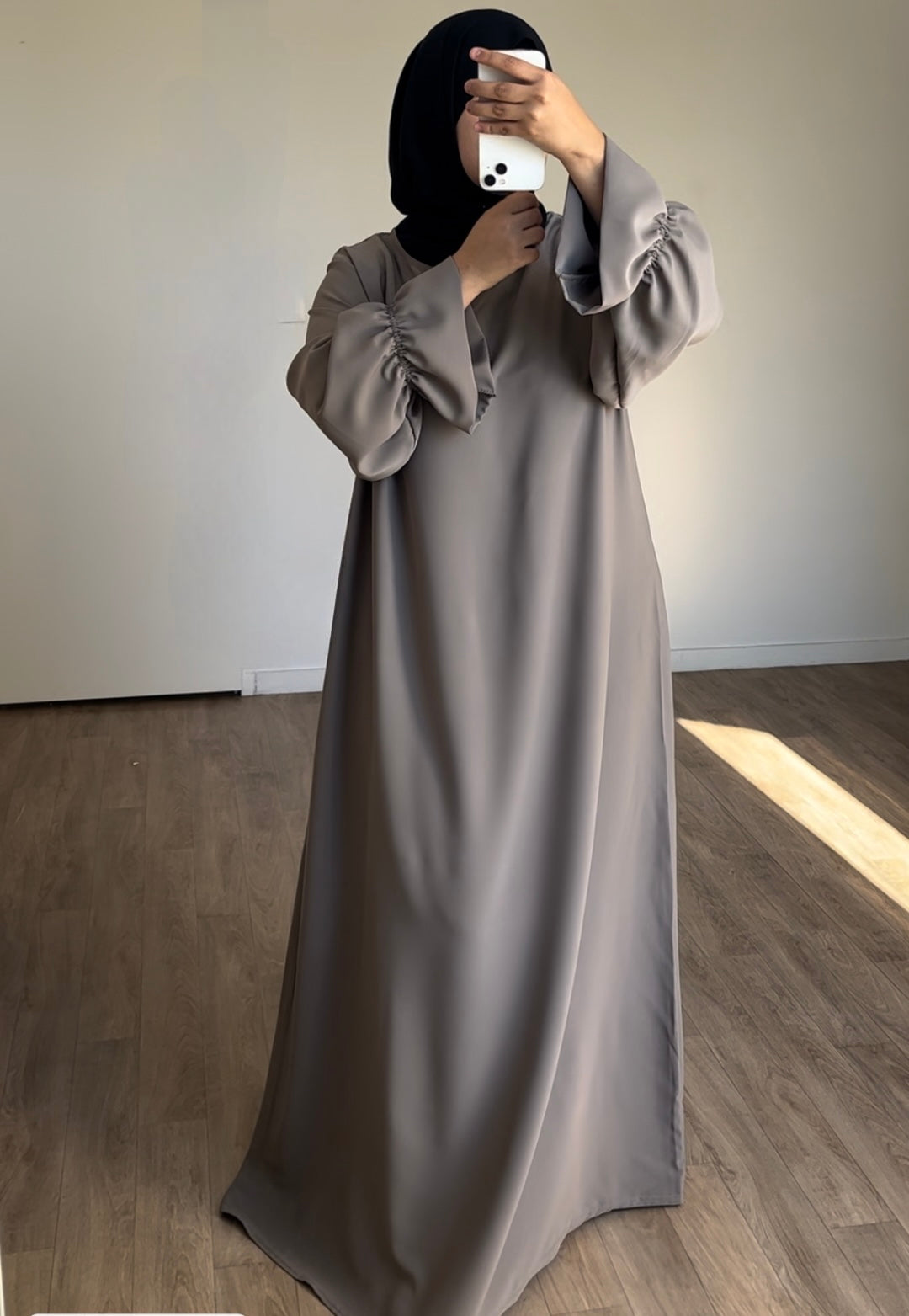 Abaya manches tulipes en Soie de médine taupe