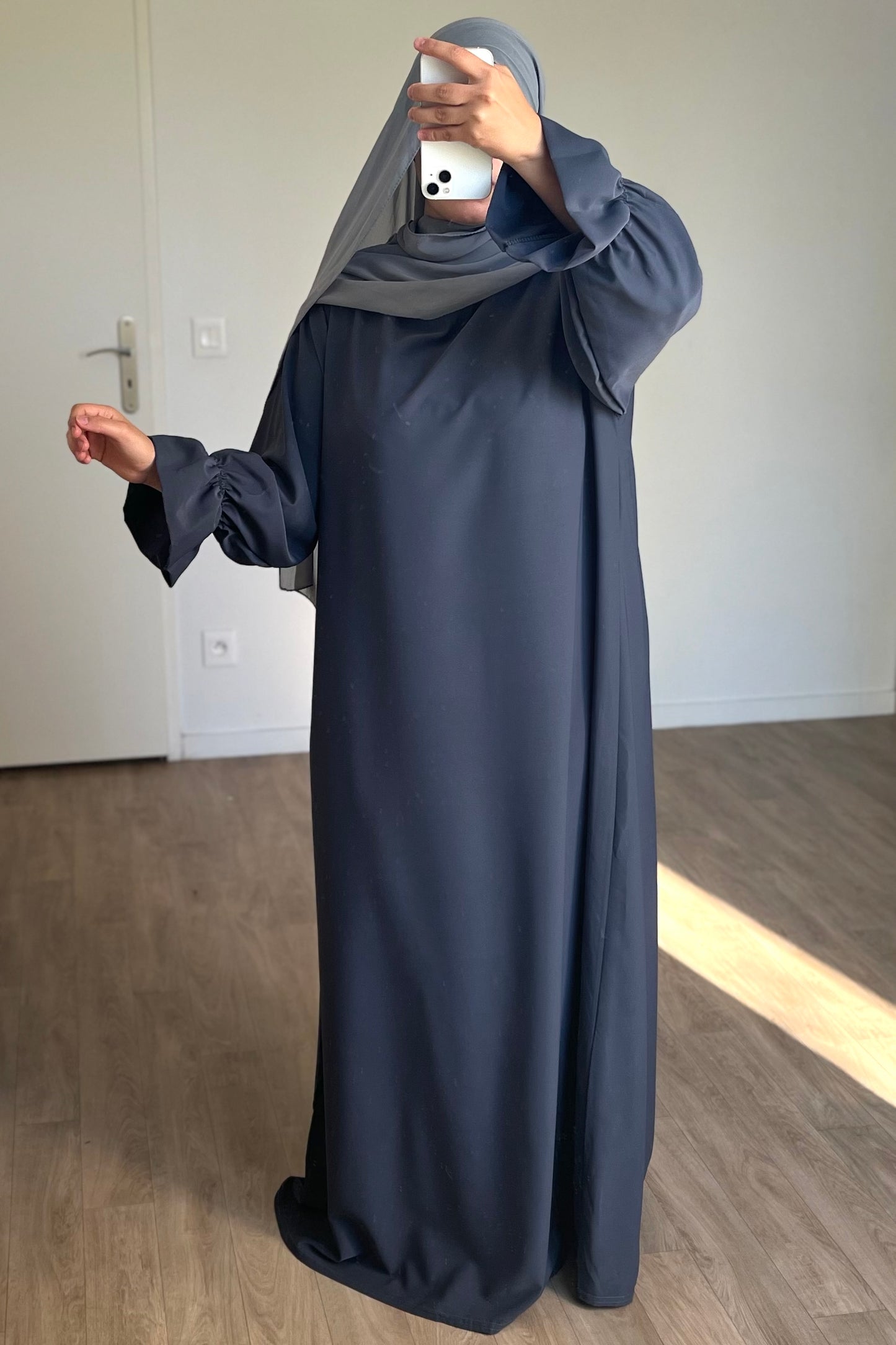 Abaya manches tulipes en Soie de médine gris foncé