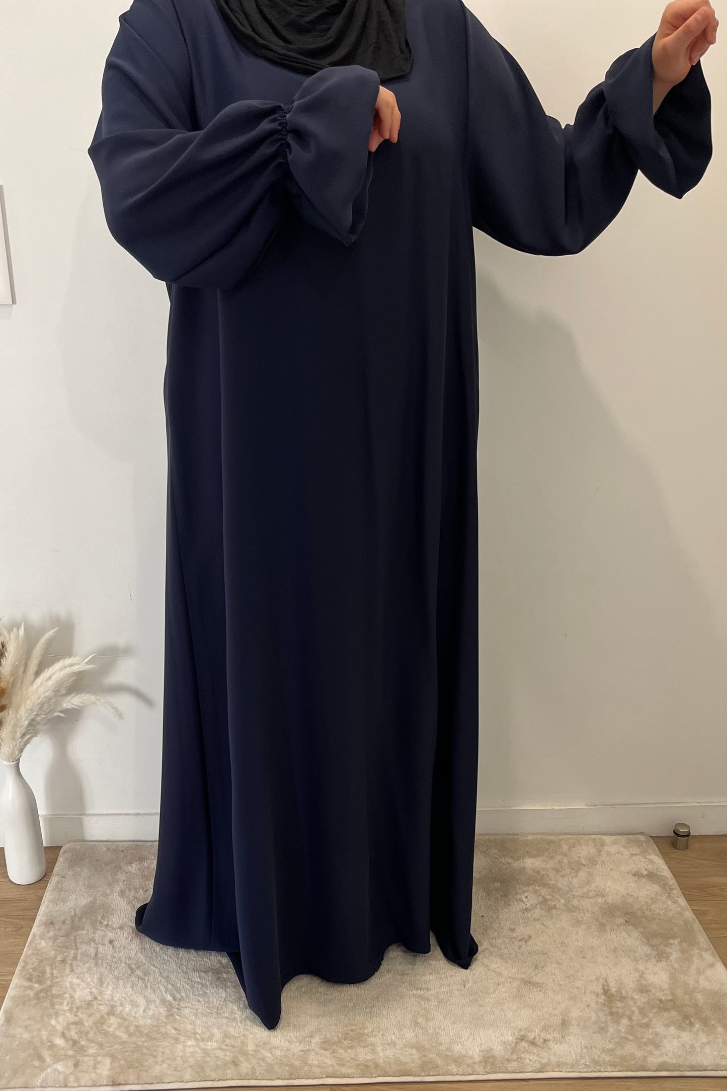 Abaya manches tulipes en Soie de médine bleu marine