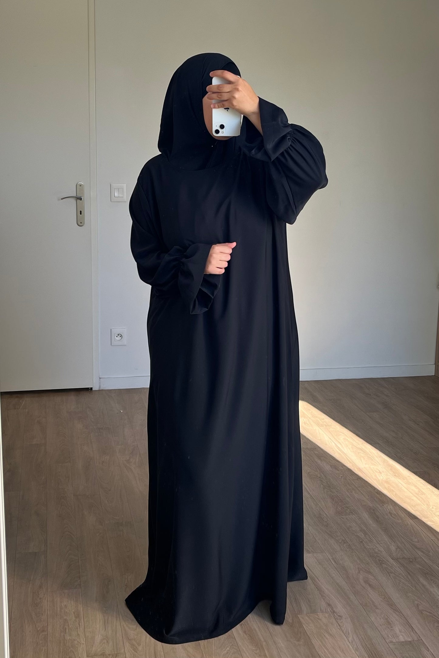 Abaya manches tulipes en Soie de médine noir